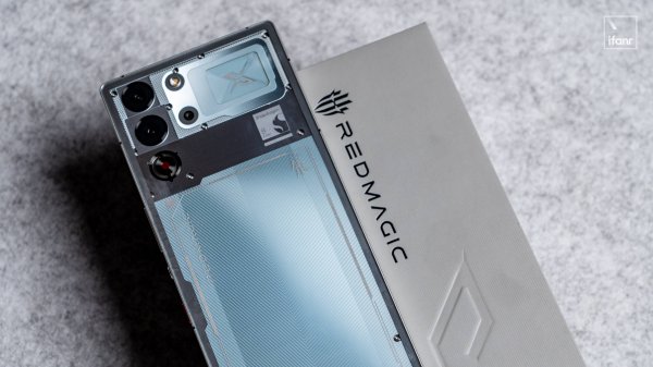 巨人配资 红魔 10S Pro+ 氘锋银翼探索版：搭载高通性能最强的骁龙 8 至尊领先版，可以玩 PC 游戏的手机